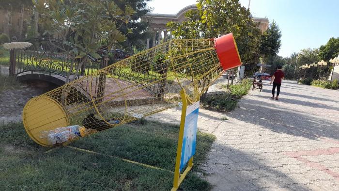 Необычные пластиковые урны для мусора в Худжанде