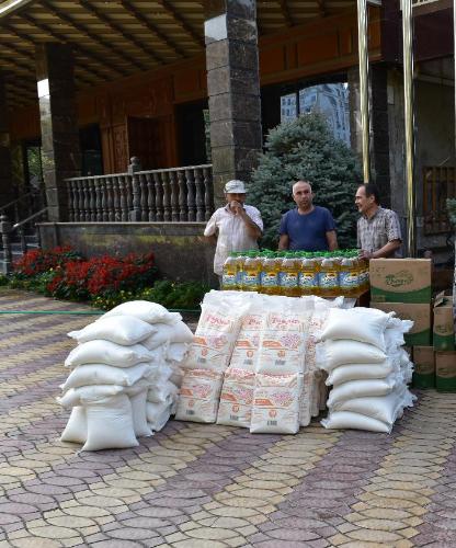 Расониданидани кумаки моддӣ ба кормандони Кумита