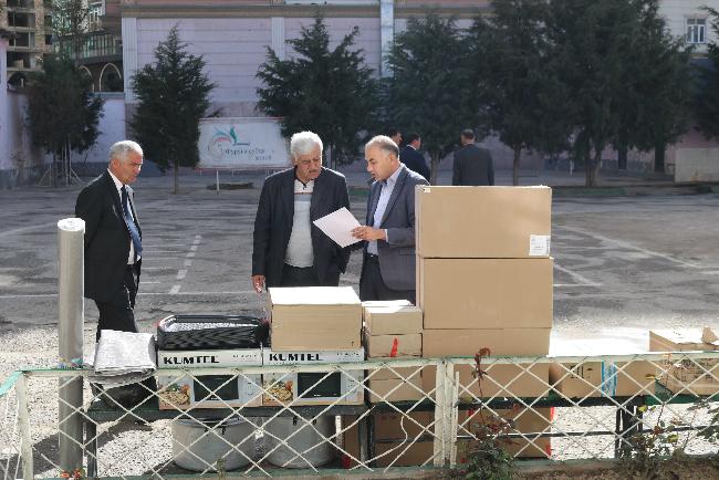 Аз тарафи Кумита ба Мактаби махсуси ҷумҳуриявии шаҳри Душанбе кумаки навбатии ғизоӣ ва хоҷагӣ расонида шуд